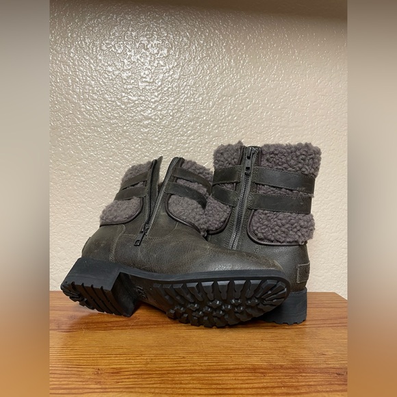 UGG Blayre Boot IV in excellent Condition us size 7 metallic Combat green - Picture 12 of 14